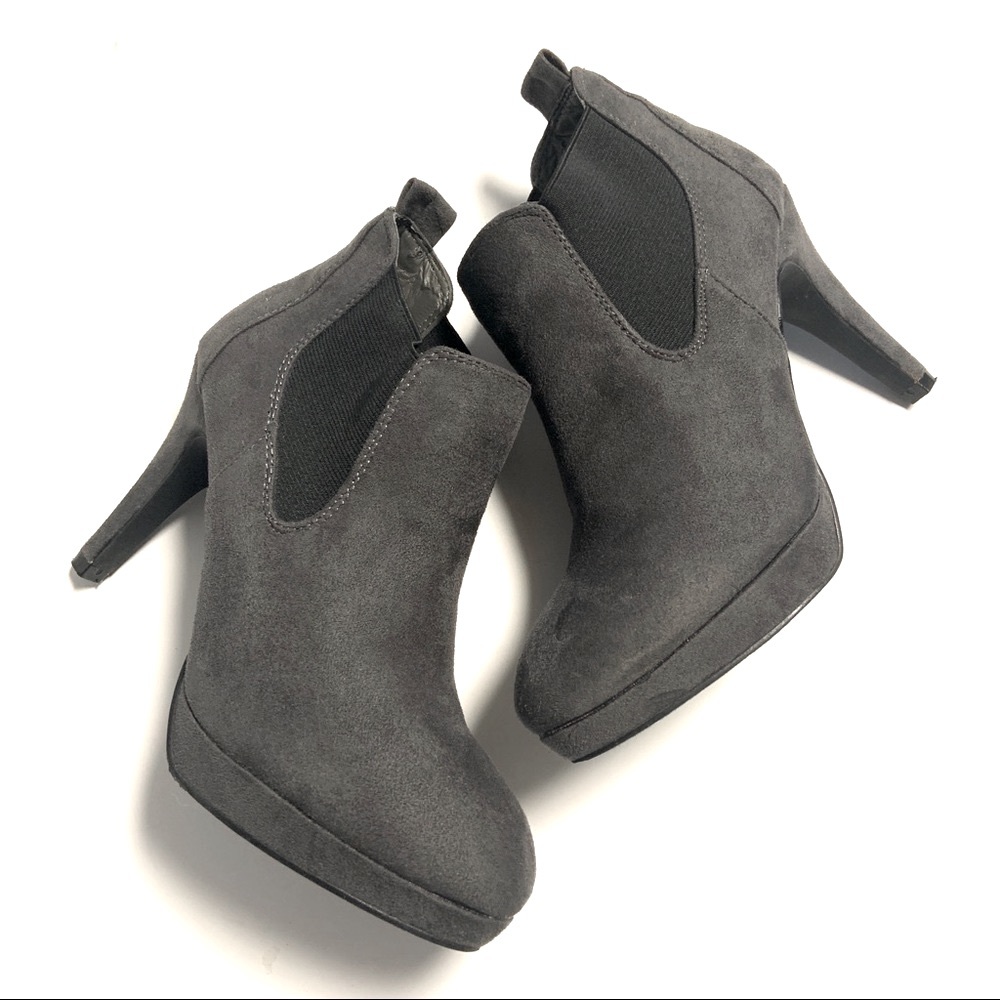 XOXO Women’s Gray Suede Ankle Boots/ Size:…
